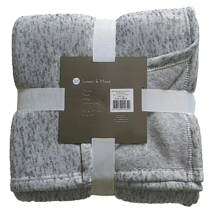 Decke Melange - Light Grey, 170 x 130 cm, 100 % Polyester - Ein grauer Melange-Jersey-Überwurf von Linen & More, zusammengebunden mit einer weißen Schleife und einem Etikett.