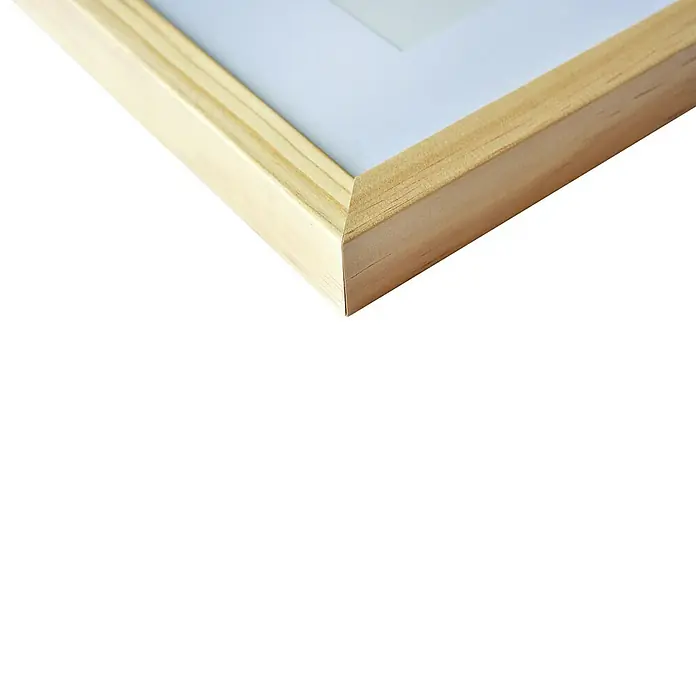 Nielsen Holzrahmen Apollo - 24 x 30 cm, Natur - Nahaufnahme einer hellen Holzbilderrahmen-Ecke mit weißem Passepartout, ideal für Fotos und Kunstwerke, die Wärme und Natürlichkeit ausstrahlen.