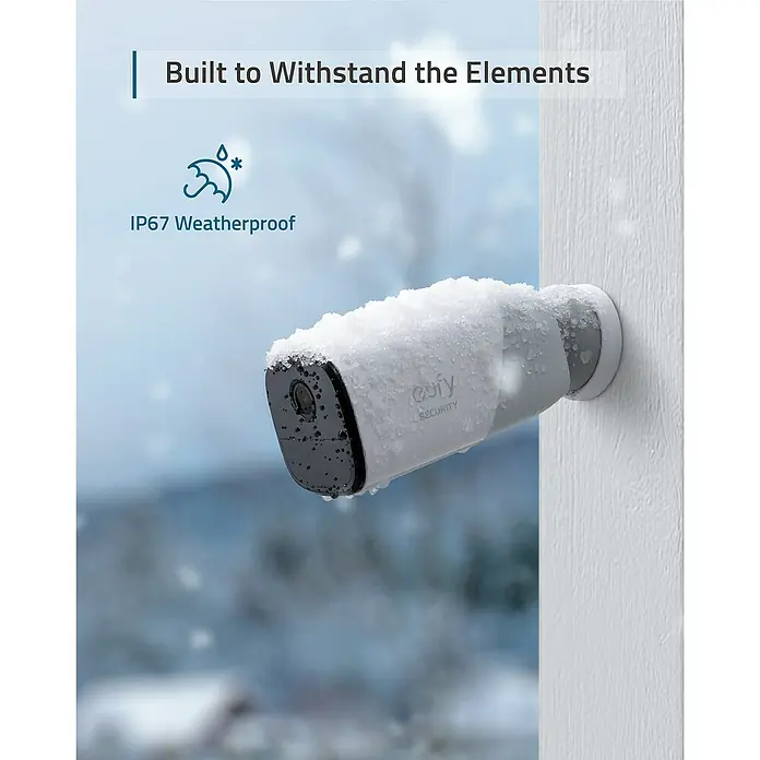 Eufy Türklingel mit Kamera 2K mit Basis T8210 - Schwarz, L x B x H: 111 x 184 x 206 mm - Bild einer Eufy-Überwachungskamera mit IP67-Wetterschutz, die im Schnee steht und die Widerstandsfähigkeit des Produkts gegenüber den Elementen hervorhebt.
