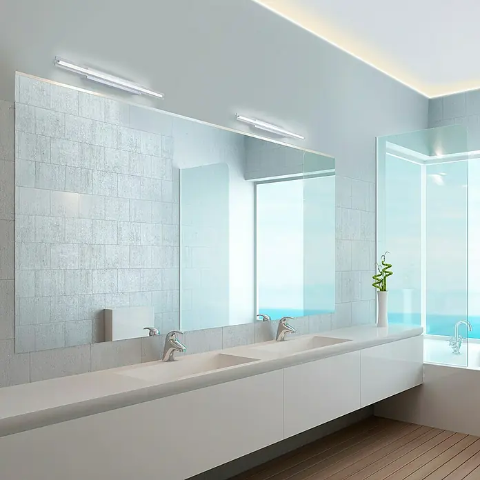 Paul Neuhaus LED-Wandleuchte - L x B x H: 80 x 4,2 x 5,5 cm, Chrom - Modernes Badezimmer mit großem Spiegel und schlichter Beleuchtung über Doppelwaschbecken. Elegantes Design für ein helles Ambiente.