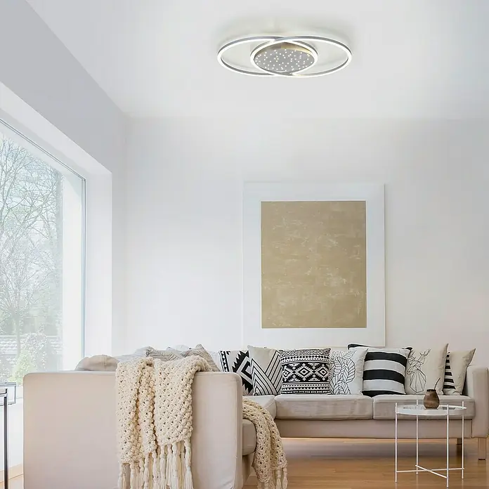 Paul Neuhaus LED-Deckenleuchte YUKI - 48 W, L x B x H: 66,8 x 50 x 5 cm, Stahl, Mehrfarbig - Ein moderner Wohnraum mit einer stilvollen, runden LED-Deckenleuchte, die helles Licht spendet und das Zimmer aufwertet.