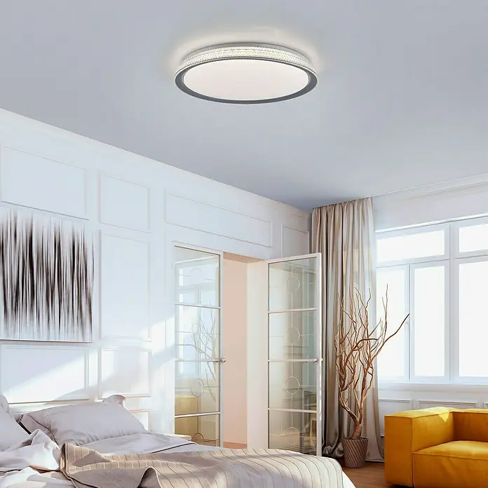 Just Light LED-Deckenleuchte rund40 W, Ø x H: 51 x 8 cm, Silber, Tageslichtweiß - Nahaufnahme einer modernen runden Deckenleuchte mit grauer Umrandung in einem hellen Schlafzimmer. Schlichtes und elegantes Design.