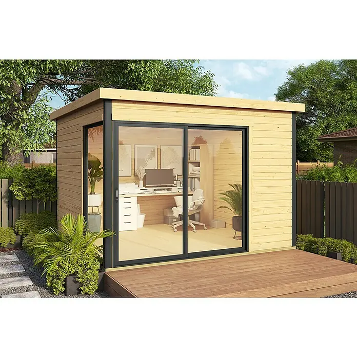 Weka Gartenhaus 412 - Außenmaß inkl. Dachüberstand (B x T): 319,6 x 319,6 cm, Holz, Natur - Ein modernes Gartenbüro mit Holzverkleidung, großen Glasschiebetüren und einer hölzernen Terrasse, umgeben von üppigem Grün, das einen idealen Arbeitsplatz im Freien bietet.