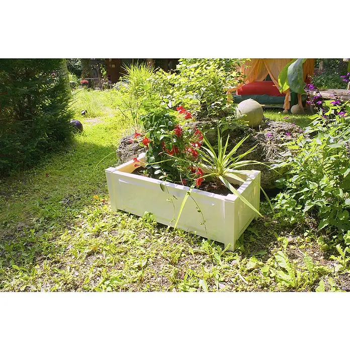 KHW Pflanzkasten - Außenmaß (L x B x H): 100 x 43 x 41 cm, Kunststoff, Weiß - Ein rechteckiger, cremefarbener Pflanzkasten mit blühenden Pflanzen und grünen Blättern, der auf einer grünen Rasenfläche steht.