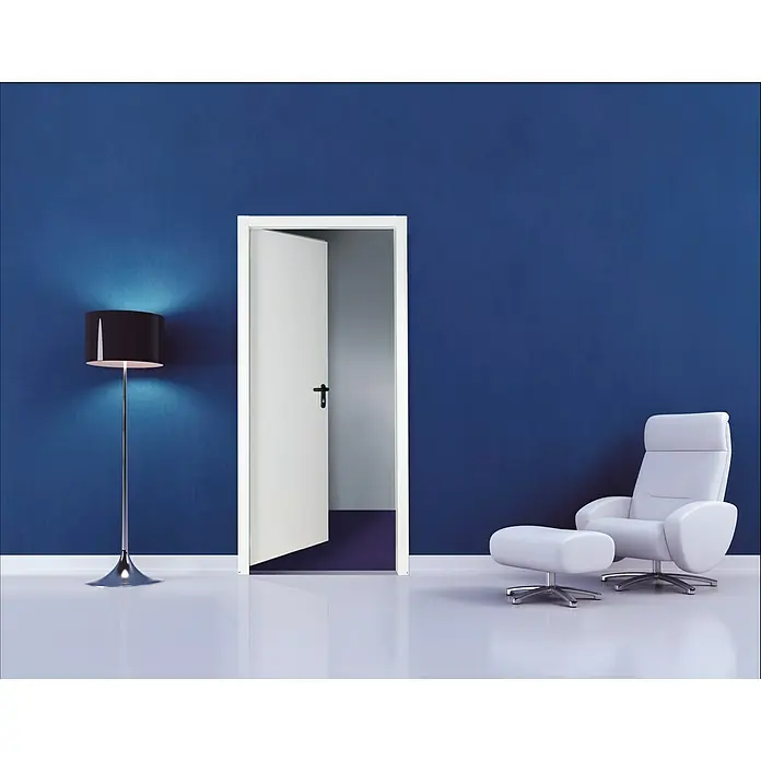 Padilla ZK-Element Classic Plus - 87,5 x 200 cm, DIN Anschlag: Rechts, Verkehrsweiß - Elegantes Interieur mit einer stilvollen Tür, einem modernen Sessel und einer Stehlampe, die ein gemütliches Ambiente schaffen.