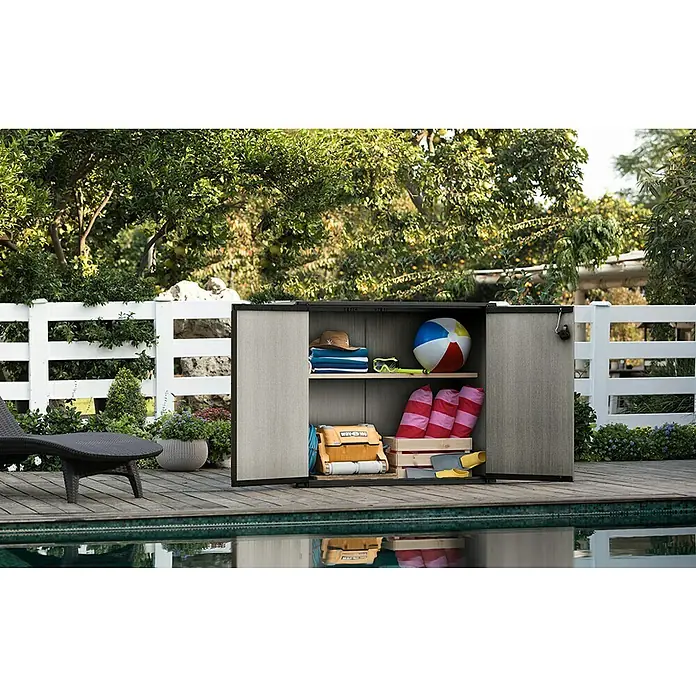 Keter Truhe Patio Store - L x B x H: 73,6 x 140 x 120 cm, Grau - Ein geräumiger Outdoor-Schrank aus Kunststoff mit offenstehenden Türen, der Poolzubehör wie Handtücher und Spielzeug ordentlich verstaut.