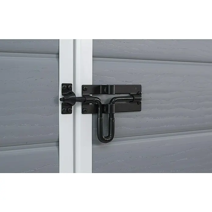 Keter Caseta de jardín Manor 65DD - Medidas ext. (An x Pr): 185 x 152 cm, Antracita/Blanco, Plástico, Área: 2,8 m² - Primer plano de un cerrojo de seguridad negro en una puerta de madera gris con un marco blanco, que garantiza un cierre seguro.
