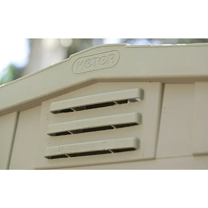 Keter Caseta de jardín Factor 6X3 - Beige/Marrón, Plástico, Área: 2,02 m² - Primer plano de un producto Keter, que muestra una carcasa de plástico con listones de ventilación y el logotipo de Keter en la parte superior.