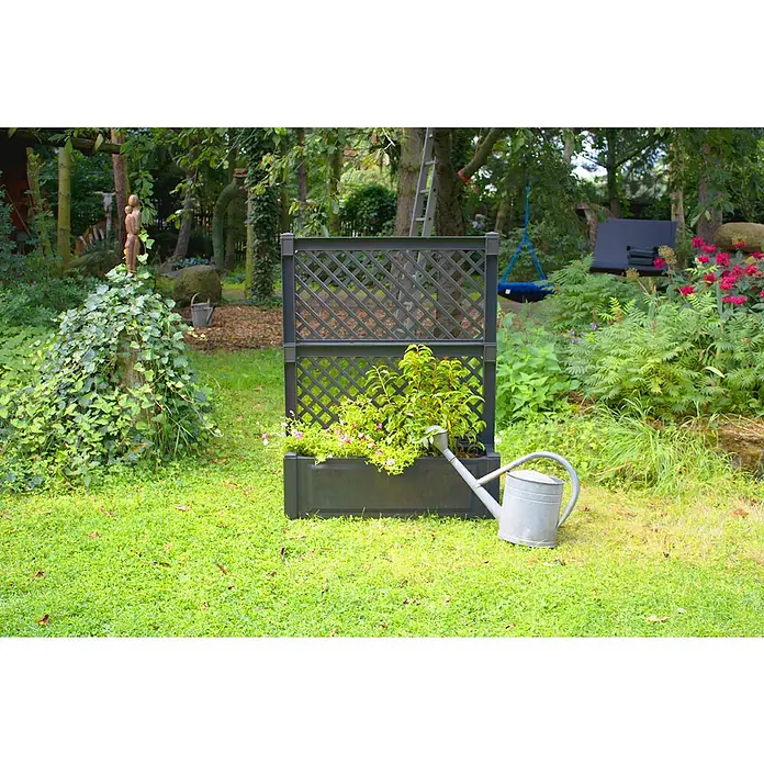 KHW Pflanzkasten mit Zentralspalier - Außenmaß (L x B x H): 100 x 43 x 140 cm, Kunststoff, Anthrazit - Eine dekorative Pflanzenbox mit Rankgitter im Garten, bepflanzt mit Blumen und Pflanzen, neben einer Gießkanne.