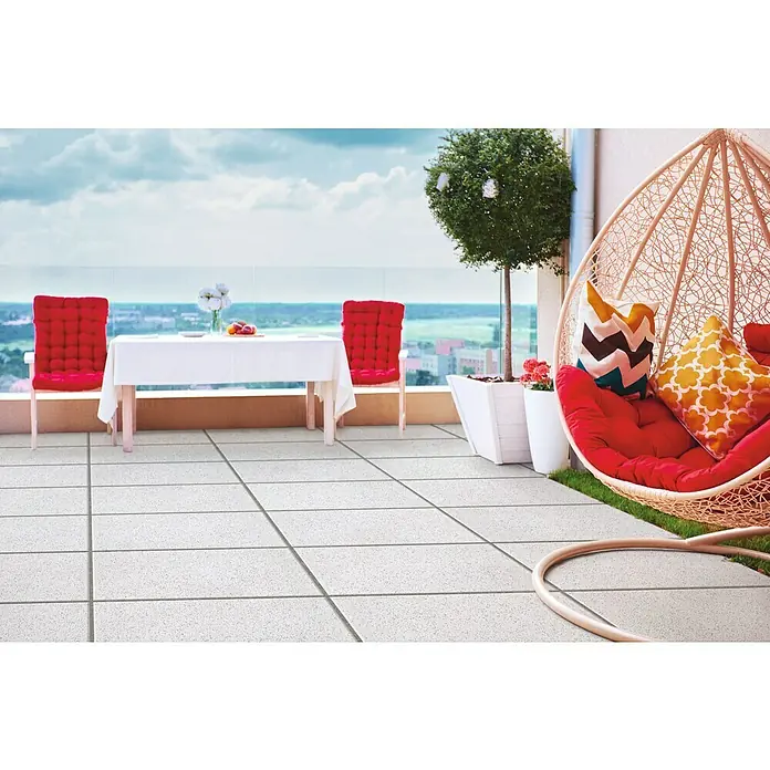 Terrassenplatte Bianco Nero - 40 x 60 x 4 cm, Weiß/Schwarz, Beton - Ein einladender Balkon mit stilvollem Terrassenfliesen-Bodenbelag, der eine gemütliche Atmosphäre für entspannte Momente im Freien schafft.