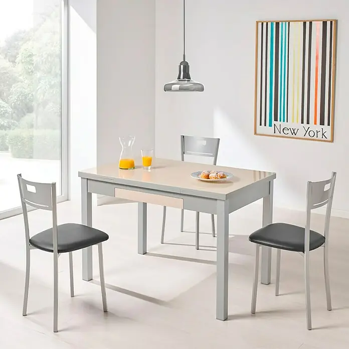 Silla Isa - L x An x Al: 86 x 40 x 45 cm, Negro - Comedor con mesa extensible, sillas, lámpara colgante y póster enmarcado de Nueva York en la pared.