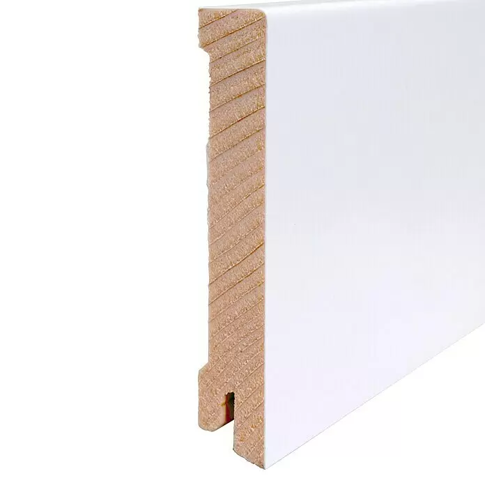 Sockelleiste - 240 cm x 16 mm x 95 mm, Fichte, Weiß, Lackiert - Weiß lackierte Holzsockelleiste im Querschnitt, zeigt rohes Holz und Profil mit Nut.