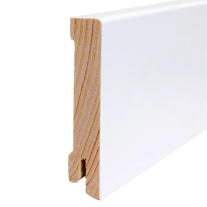 Sockelleiste - 240 cm x 16 mm x 80 mm, Fichte, Weiß, Lackiert - Detailaufnahme einer weißen Sockelleiste mit Holzstruktur, ideal für stilvolle Wandabschlüsse und eine elegante Raumgestaltung.
