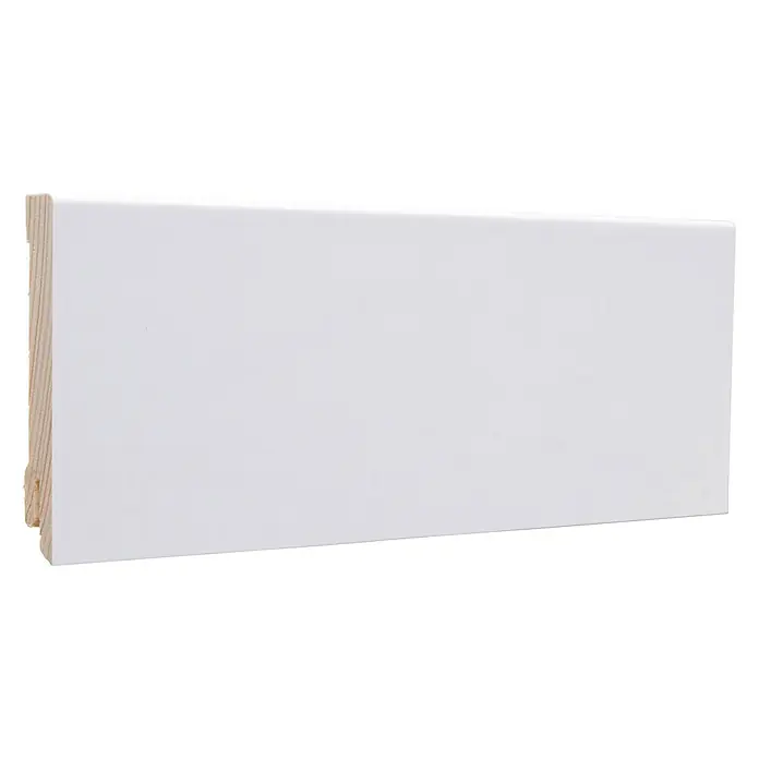 Sockelleiste - 240 cm x 16 mm x 80 mm, Fichte, Weiß, Lackiert - Nahaufnahme einer weißen Sockelleiste. Das Produkt ist ideal für die Inneneinrichtung und verleiht jedem Raum ein elegantes Aussehen.