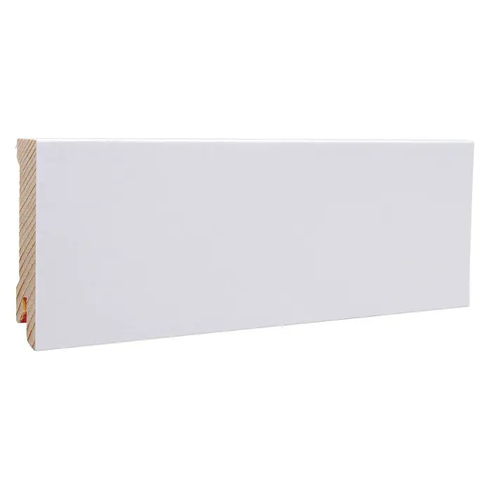 Sockelleiste - 240 cm x 16 mm x 70 mm, Fichte, Lackiert - Detailaufnahme einer weißen Fußleiste mit Holzstruktur, die sich ideal für moderne Wohnräume eignet. Die hochwertige Verarbeitung sorgt für Langlebigkeit.