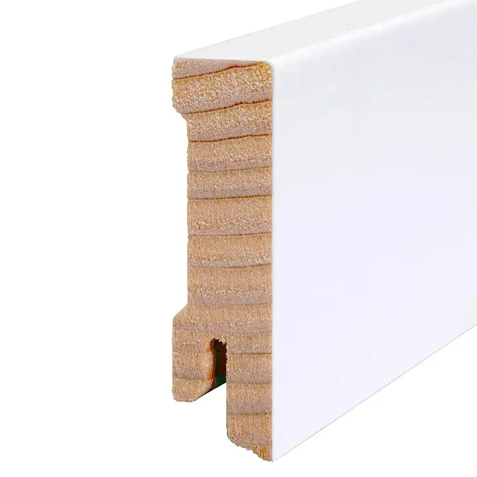 Sockelleiste - 240 cm x 16 mm x 58 mm, Fichte, Lackiert - Nahaufnahme einer Sockelleiste mit weißer Oberfläche und Holzmaserung an der Kante. Perfekt für stilvolle Inneneinrichtungen.