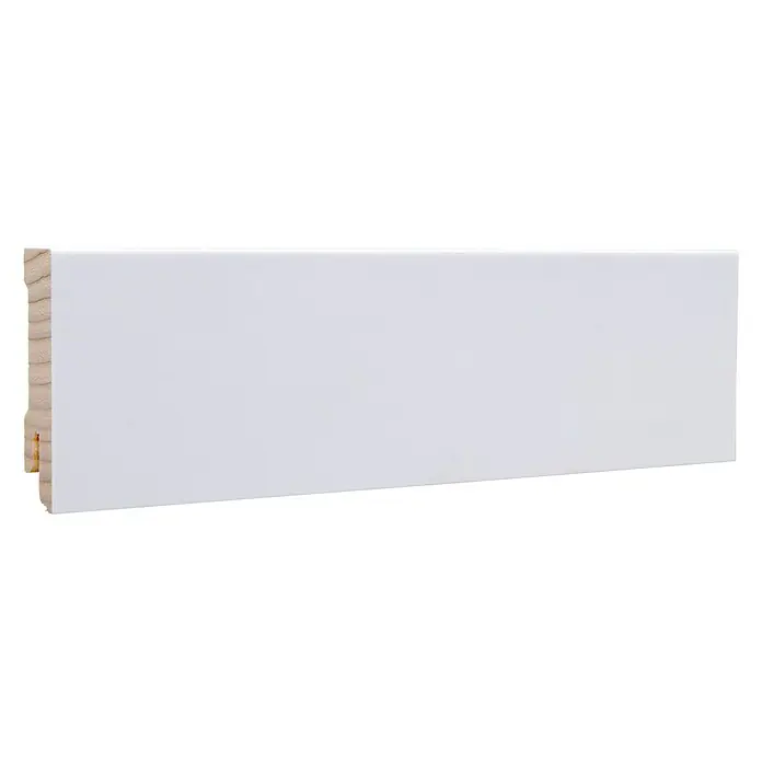 Sockelleiste - 240 cm x 16 mm x 58 mm, Fichte, Lackiert - Detailaufnahme einer weißen Sockelleiste mit Holzstruktur an der Kante, ideal für stilvolle Raumabschlüsse.