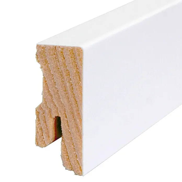 Sockelleiste - 240 cm x 16 mm x 40 mm, Fichte, Lackiert - Nahaufnahme einer weißen Holzleiste mit einer Nut, die für verschiedene Anwendungen im Innenausbau geeignet ist.