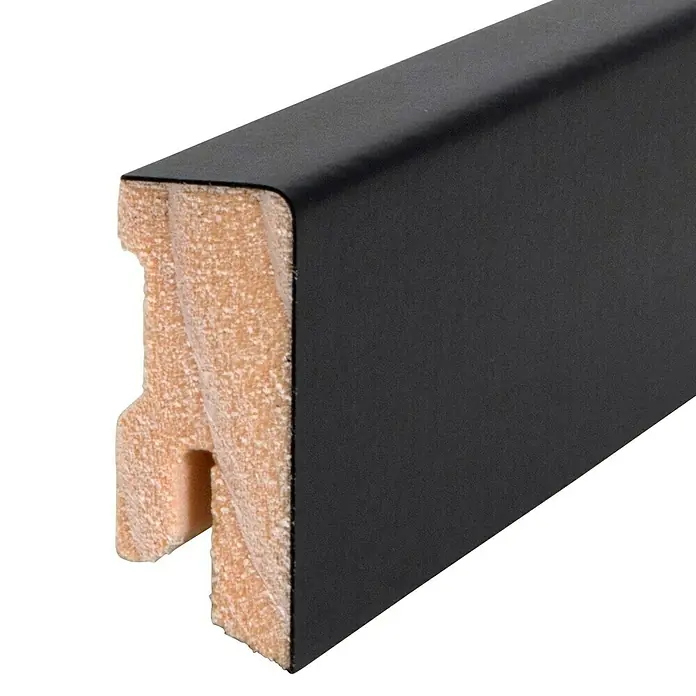 Sockelleiste - 240 cm x 16 mm x 40 mm, Fichte, Lackiert, Schwarz - Nahaufnahme eines schwarzen Bilderrahmens mit Holzstruktur, ideal für Kunstdrucke und Fotos. Perfekt für stilvolle Wanddekorationen.