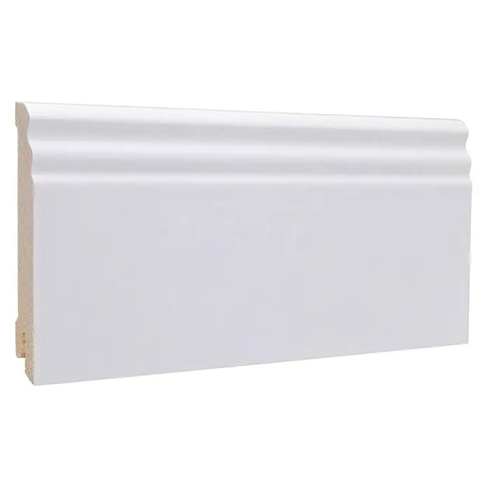 Sockelleiste - 240 cm x 16 mm x 95 mm, Fichte, Weiß - Nahaufnahme einer weißen Sockelleiste mit dekorativer Profilierung, ideal für stilvolle Raumabschlüsse.