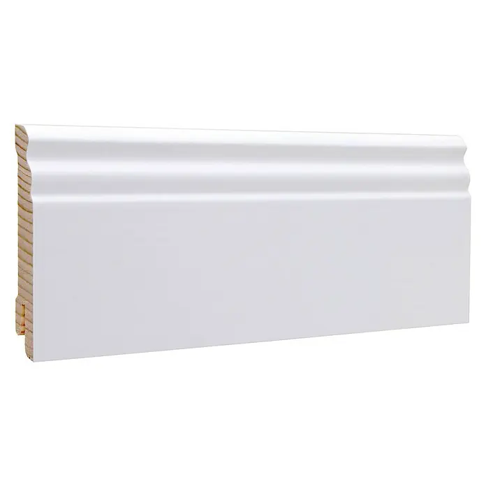 Sockelleiste - 240 cm x 16 mm x 80 mm, Fichte, Weiß - Nahaufnahme einer lackierten weißen Fußleiste mit geformter Oberseite, die auf einem schwarzen Hintergrund isoliert ist.