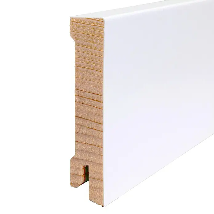 Sockelleiste - 240 cm x 16 mm x 80 mm, Fichte, Lackiert - Nahaufnahme einer weißen Sockelleiste aus Holz. Das Profil ist schlicht und modern, ideal für jeden Raum.