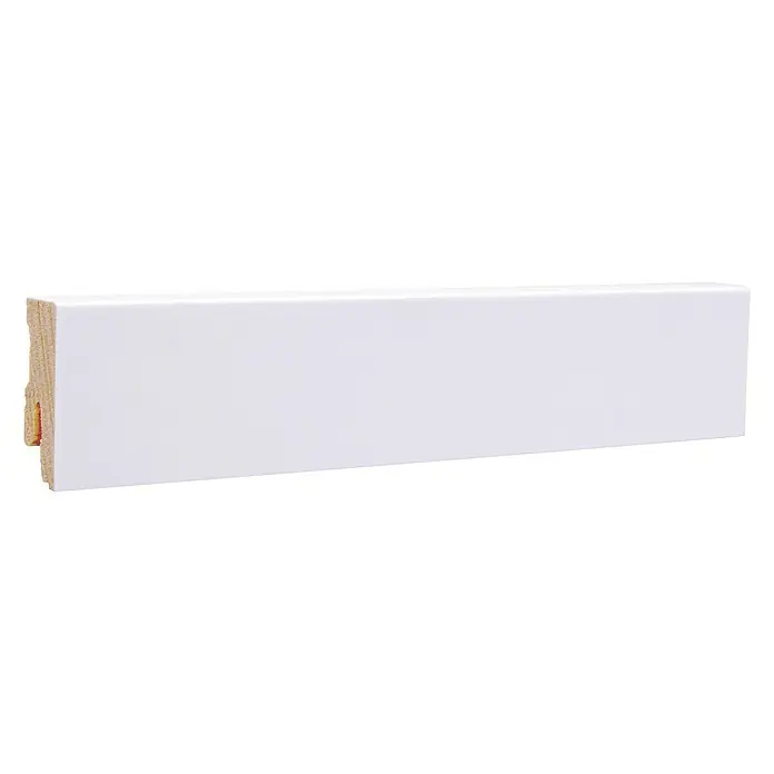 Sockelleiste - 240 cm x 16 mm x 40 mm, Fichte, Lackiert - Ein weiß lackiertes Sockelleistenprofil aus Holz, ideal für die stilvolle Gestaltung von Innenräumen und zur Abdeckung von Bodenübergängen.