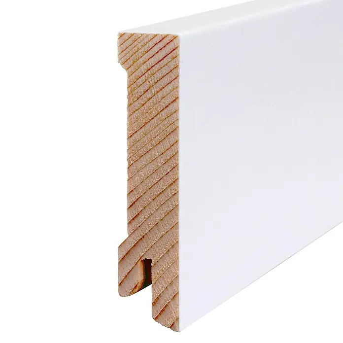 Sockelleiste - 240 cm x 16 mm x 70 mm, Fichte, Lackiert - Nahaufnahme einer Sockelleiste aus Holz mit weißer Oberfläche, die die Textur und das Design des Produkts hervorhebt.