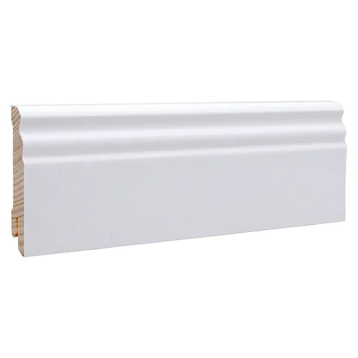 Sockelleiste - 240 cm x 16 mm x 70 mm, Fichte, Weiß - Nahaufnahme einer weißen Sockelleiste mit abgerundeten Kanten, ideal für die Inneneinrichtung und Bodenabschlüsse.