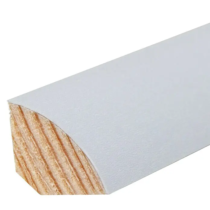 Viertelstab - 240 cm x 14 mm x 14 mm, Fichte, Grau - Nahaufnahme einer weiß lackierten Viertelstabsleiste aus Holz, ideal für saubere Übergänge und Akzente im Innenausbau.