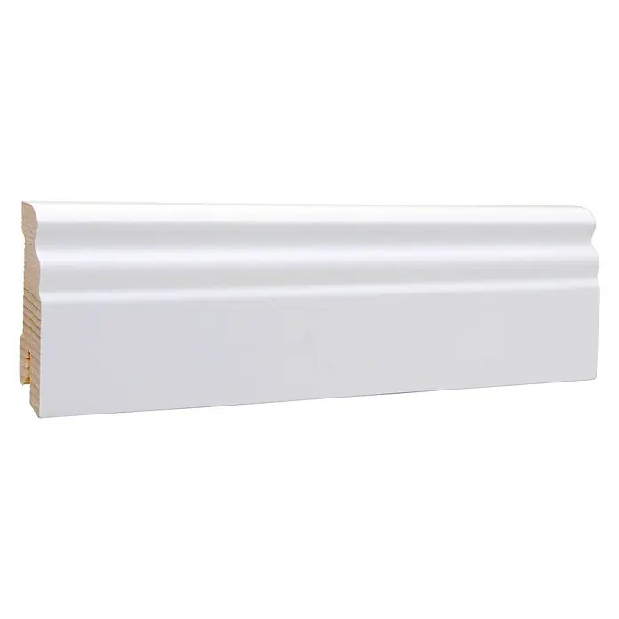 Sockelleiste - 240 cm x 16 mm x 58 mm, Fichte, Weiß - Ein weiß lackiertes Sockelleistenprofil aus Holz, ideal für die Gestaltung von Innenräumen und den Abschluss von Böden zu Wänden.