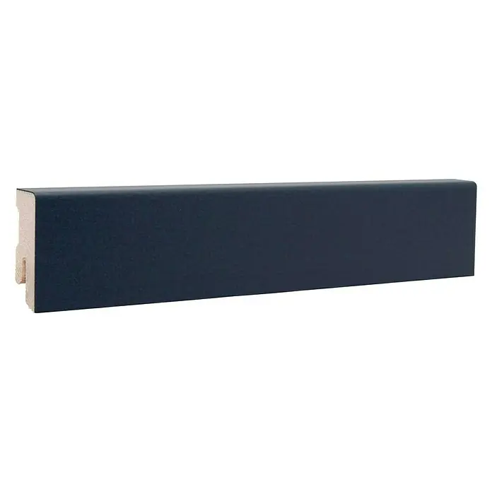 Sockelleiste - 240 cm x 16 mm x 40 mm, Fichte, Lackiert, Anthrazit - Eine Nahaufnahme einer blauen Sockelleiste aus Holz, die sich ideal zur stilvollen Raumgestaltung eignet.
