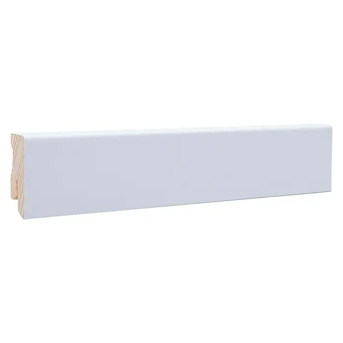 Sockelleiste - 240 cm x 16 mm x 40 mm, Fichte, Lackiert, Grau - Nahaufnahme einer weißen Fußleiste, die für eine saubere und moderne Raumgestaltung sorgt. Perfekt für jeden Raum.