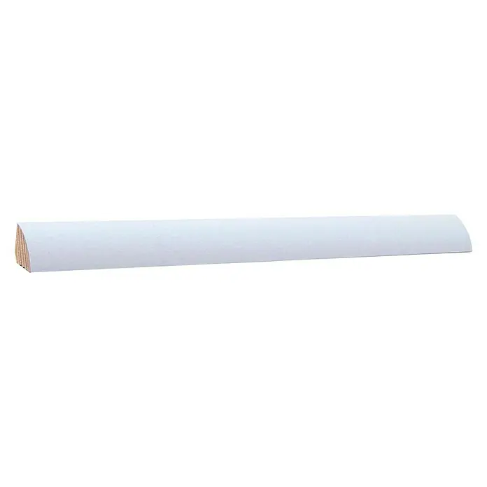 Viertelstab - 240 cm x 14 mm x 14 mm, Fichte, Grau - Nahaufnahme einer weißen, gerundeten Holzleiste, ideal für Wandverkleidungen oder Dekorationszwecke. Die Leiste ist schlicht und modern.