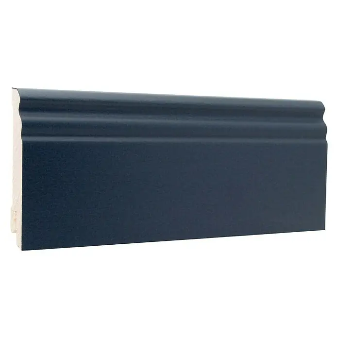 Sockelleiste - 240 cm x 16 mm x 80 mm, Fichte, Anthrazit, Lackiert - Nahaufnahme einer blauen Fußleiste mit detaillierten Konturen, die die Form und Farbe des Produkts hervorhebt.