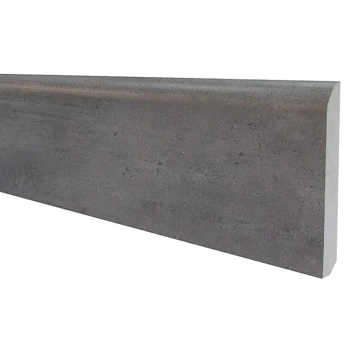 Bariperfil Rodapié Concrete Oscuro - 2,2 m x 10 mm x 7 cm - Primer plano de un zócalo gris con bordes redondeados, ideal para interiores modernos y detalles elegantes.