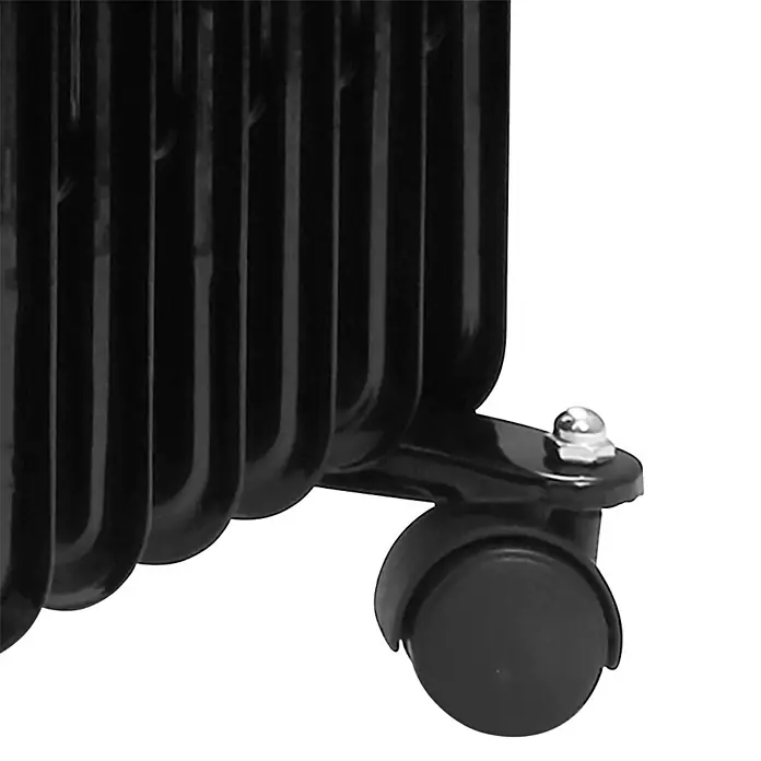 Voltomat HEATING Ölradiator - 2.000 W, Raumgröße bis ca. 25 m², Schwarz - Detailaufnahme einer schwarzen Ölradiator-Heizung mit Rollen. Praktisch für den flexiblen Einsatz und einfache Verschiebung im Raum.