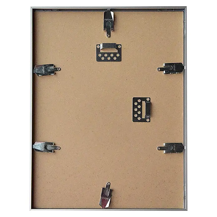 Nielsen Alurahmen Pixel - 50 x 50 cm, Schwarz - Rückansicht eines silbernen Nielsen-Fotorahmens mit Aufhängern für die Wandmontage und drehbaren Clips zum Sichern des Bildes.