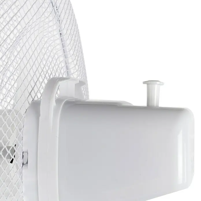 Ventilador de pie Alpina - Blanco, 40 cm, 128 cm - Primer plano de un ventilador blanco con rejilla protectora y controles. La atención se centra en los detalles y el diseño del ventilador.