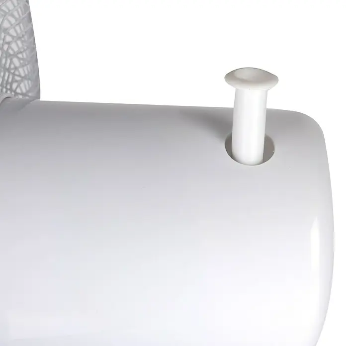 Ventilador de pie Alpina con mando a distancia - Blanco, 40 cm, 125 cm - Primer plano de un aire acondicionado blanco con un botón que sobresale. El dispositivo presenta un diseño moderno y minimalista.
