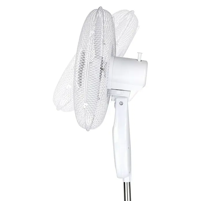 Ventilador de pie Alpina con mando a distancia - Blanco, 40 cm, 125 cm - Primer plano de un ventilador de pie blanco con rejilla de seguridad, sobre un fondo negro.