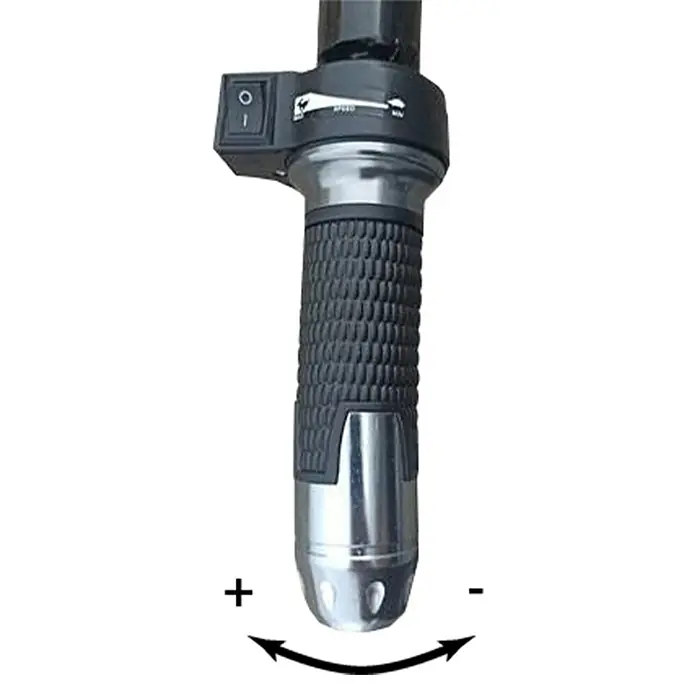 Zipper Akku-Schubkarre ZI-EWB500LI - 500 W, Material Wanne: Stahl, Traglast: 150 kg - Nahaufnahme eines Lenkergriffs mit Geschwindigkeitsregler und Ein-/Ausschalter, der eine präzise Steuerung des Produkts ermöglicht.