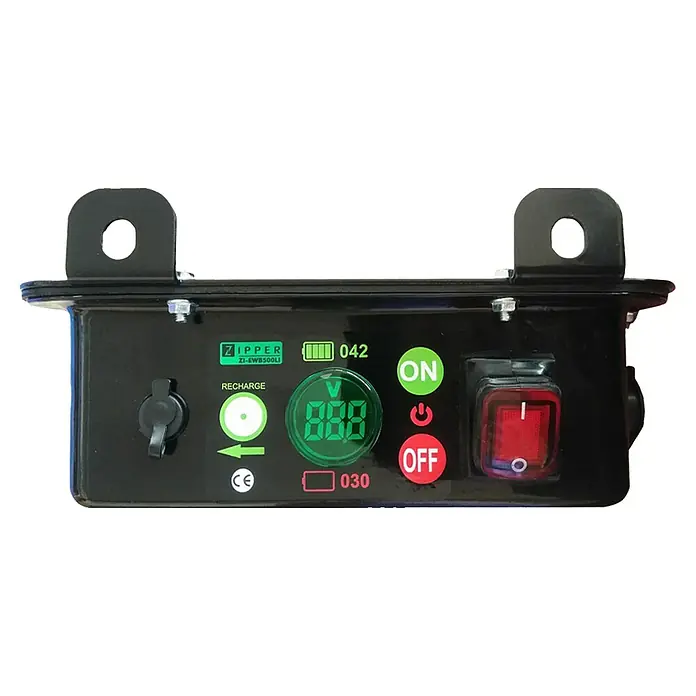 Zipper Akku-Schubkarre ZI-EWB500LI - 500 W, Material Wanne: Stahl, Traglast: 150 kg - Das Bild zeigt eine Zipper ZI-EWB500LI Batteriebox mit einem roten Ein-/Ausschalter, einer grünen Spannungsanzeige und einer Batterieanzeige.