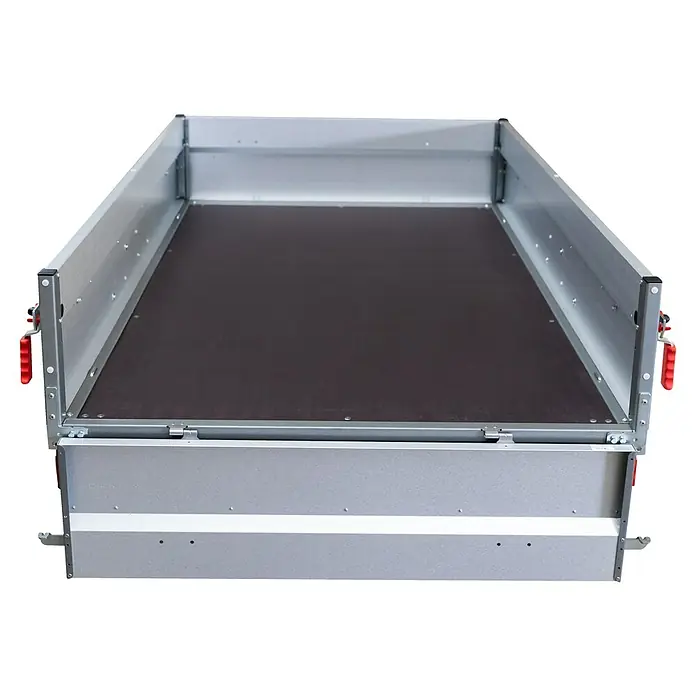 Stema Anhänger Basic STL 7.5-25-13.1 mit Bordwandaufsatz - Nutzlast: 524 kg, Einachser, Kasteninnenmaß: 251 x 128 x 34,5 cm (Höhe inkl. Bordwandaufsatz 69,5 cm), Ungebremst - Detailaufnahme eines Pritschenanhängers, der die Ladefläche und die seitlichen Bordwände zeigt. Die Konstruktion wirkt robust.