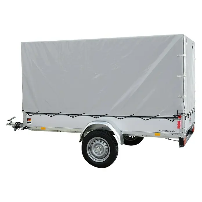 Stema Anhänger Basic STL 750 7.5-21-13.1 mit Hochplane 100 cm hoch - Nutzlast: 530 kg, Einachser, Kasteninnenmaß: 210 x 128 x 34,5 cm, Ungebremst - Ein grauer Stema Anhänger mit Plane vor einem schwarzen Hintergrund. Der Anhänger ist mit einer Plane abgedeckt.