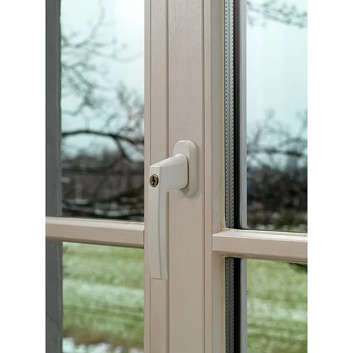 Abus Fenstergriff-Set FG 210 - Universell einsetzbar, 3 Stk., Weiß - Nahaufnahme eines weißen Fensters mit Griff und Schloss, das einen Blick nach draußen auf eine verschneite Landschaft bietet.