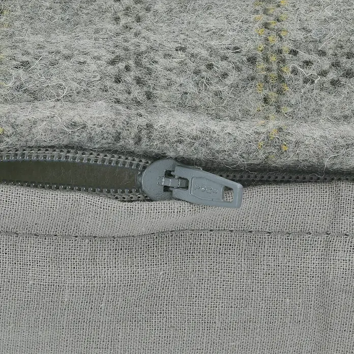 Kissen Evry - Grau, 43 x 43 cm - Detailaufnahme eines grauen Kissens mit Reißverschluss und grober Textur, ideal für gemütliche Wohnräume.