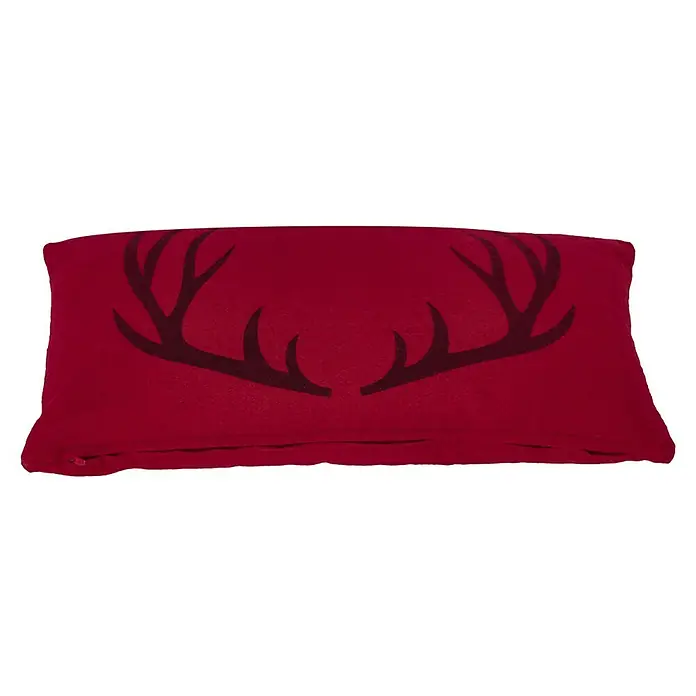Kissen Flint - Red, 50 x 30 cm - Ein langes, rotes Dekokissen mit einem dunklen Hirschgeweih-Motiv, das eine festliche und rustikale Atmosphäre vermittelt. Ideal für Sofa oder Bett.