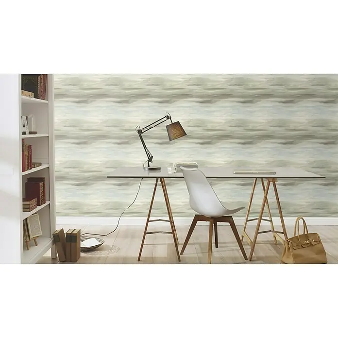 Rasch Vliestapete - Grün/Braun/Blau, Grafisch, 10,05 x 0,53 m - Ein stilvolles Arbeitszimmer mit einem Schreibtisch, einem Stuhl, einer Lampe und einem Bücherregal, das eine ruhige und produktive Atmosphäre ausstrahlt.