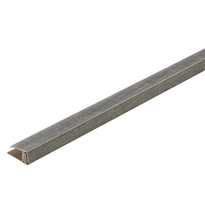 Grosfillex Perfil de cierre en U Megeve - L x An x Al: 260 x 2 x 1,1 cm, Gris - Detalle de un perfil de suelo gris con textura de madera, ideal para transiciones limpias y como elemento decorativo en la habitación.